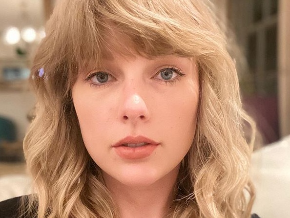 Take a Look at How Taylor Swift Surprised a Young Fan Who Wrote a Letter to  Her Mailman | Glitter Magazine