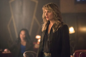 Our favorite Riverdale mom, Mädchen Amick who plays Alice Cooper, has promised fans she will be directing another episode of the hit teen TV show on the CW over social media. She directed her first episode ‘Killing Mr. Honey’ which turned into the improved Season 4 finale when the COVID pandemic hit and most TV and film production shut down.