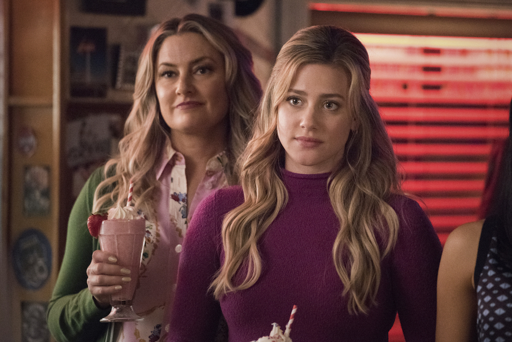 Our favorite Riverdale mom, Mädchen Amick who plays Alice Cooper, has promised fans she will be directing another episode of the hit teen TV show on the CW over social media. She directed her first episode ‘Killing Mr. Honey’ which turned into the improved Season 4 finale when the COVID pandemic hit and most TV and film production shut down.