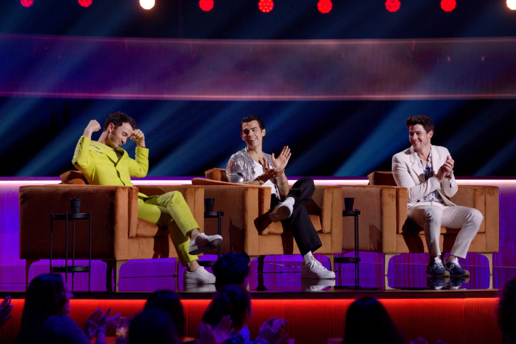 Netflix just released a snippet of the Jonas Brothers Family Roast hosted by Kenan Thompson, and it’s a good one. It’s time to sit back, relax, and watch the Jonas Brothers get roasted like this year’s Thanksgiving turkey (or pernil).