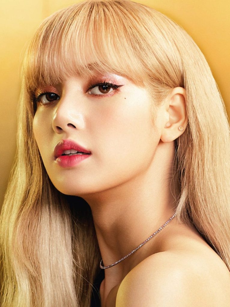 BLACKPINK's Lisa Manobal looks gorgeous in the new photo that MAC Cosmetics released on Twitter and Instagram for their new Lightful C3 collection. Lisa is stunning in the new photos that showcase the brand's products. She is the first female K-pop idol to be the global ambassador of MAC Cosmetics and this makeup brand's face.  