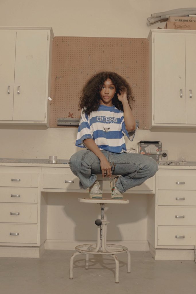 SZA's newly released single, "I Hate U," has set a record on Apple by becoming the most-streamed R&B song by a female artist within the first week. The sizzling hot track also marks the R&B songstress' fifth top 10 entry on Billboard Hot 100.