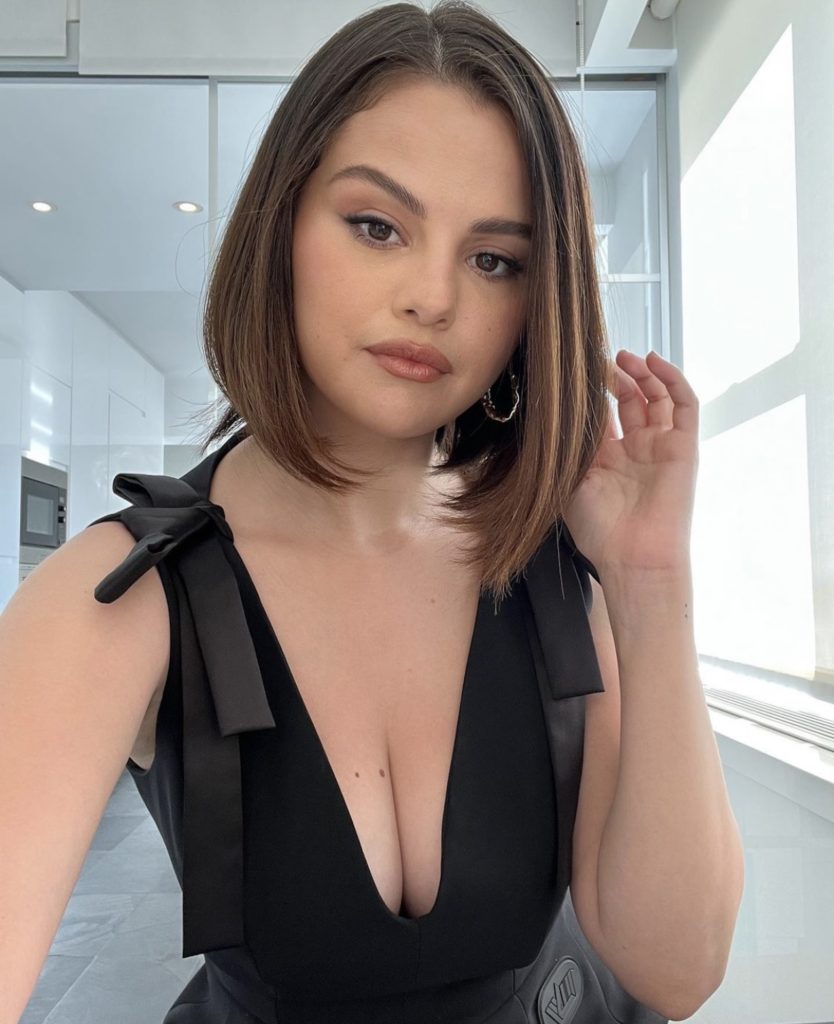 Selena Gomez started off the new year looking flawless. The singer and actress, 29, debuted her first selfie of 2022 with a smokey-cat eye, glossy lips, bronzer, and her brunette bob. Makeup artist Hung Vanngo did her makeup and snapped the photo. The picture was taken before her interview with People Magazine about turning 30 this year.