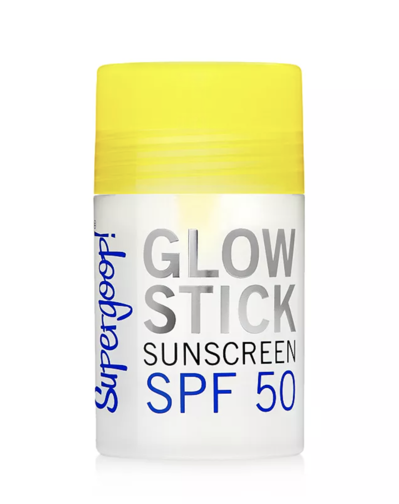 The best thing you can do for your skin this spring is to provide it with proper protection, sunscreens designed for easy reapplication can help you with that. No amount of skincare can keep your skin youthful and healthy if you are not shielding it from sun damage. Skin is the largest organ in the human body, and the skin on our face bears the brunt of the burden when it comes to sun exposure. Unfortunately, simply applying sunscreen in the morning is not enough for proper protection. Sunscreen lasts for up to two hours on our skin before slipping off, and contact with humidity and sweat reduces this time to as short as 40 minutes. Reapplication can be difficult especially during a busy day while wearing makeup. Various brands have come up with solutions for this issue by introducing powder sunscreen and stick sunscreen that allows for quick and no-fuss reapplication.