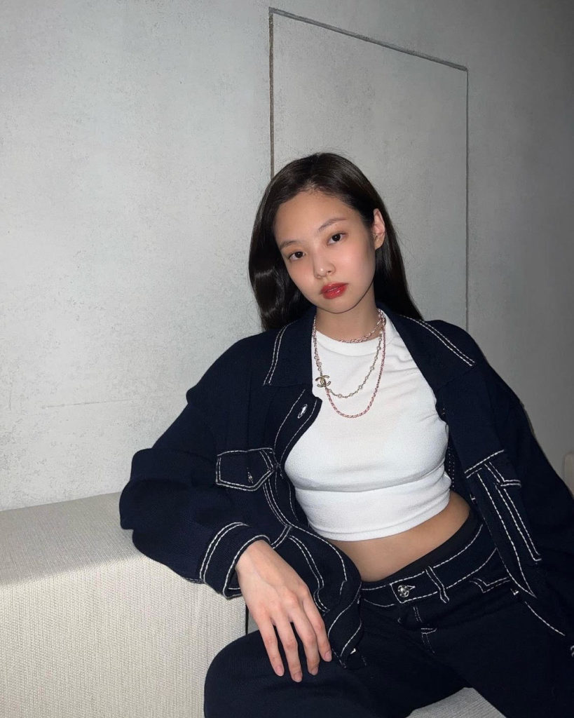 BLACKPINK's Jennie Kim attended Jacquemus's Spring 2022 show in Oahu, Hawaii in a trendy pink outfit and minimalistic makeup. Before admiring the new Jacquemus collection, the K-pop star had sat front row at Chanel's Fall 2022 runway show.