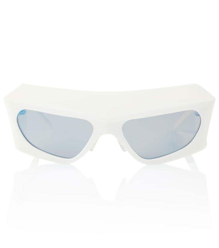 Summer is the perfect time to try a bolder look, and what better way than to elevate your sunglasses game. Sunglasses are the perfect way to raise any extravagant or minimalist outfit to the next level. Today we give you avant-garde sunglasses from Mytheresa that will bring style and edge to your wardrobe through colorful lenses and funky shapes.