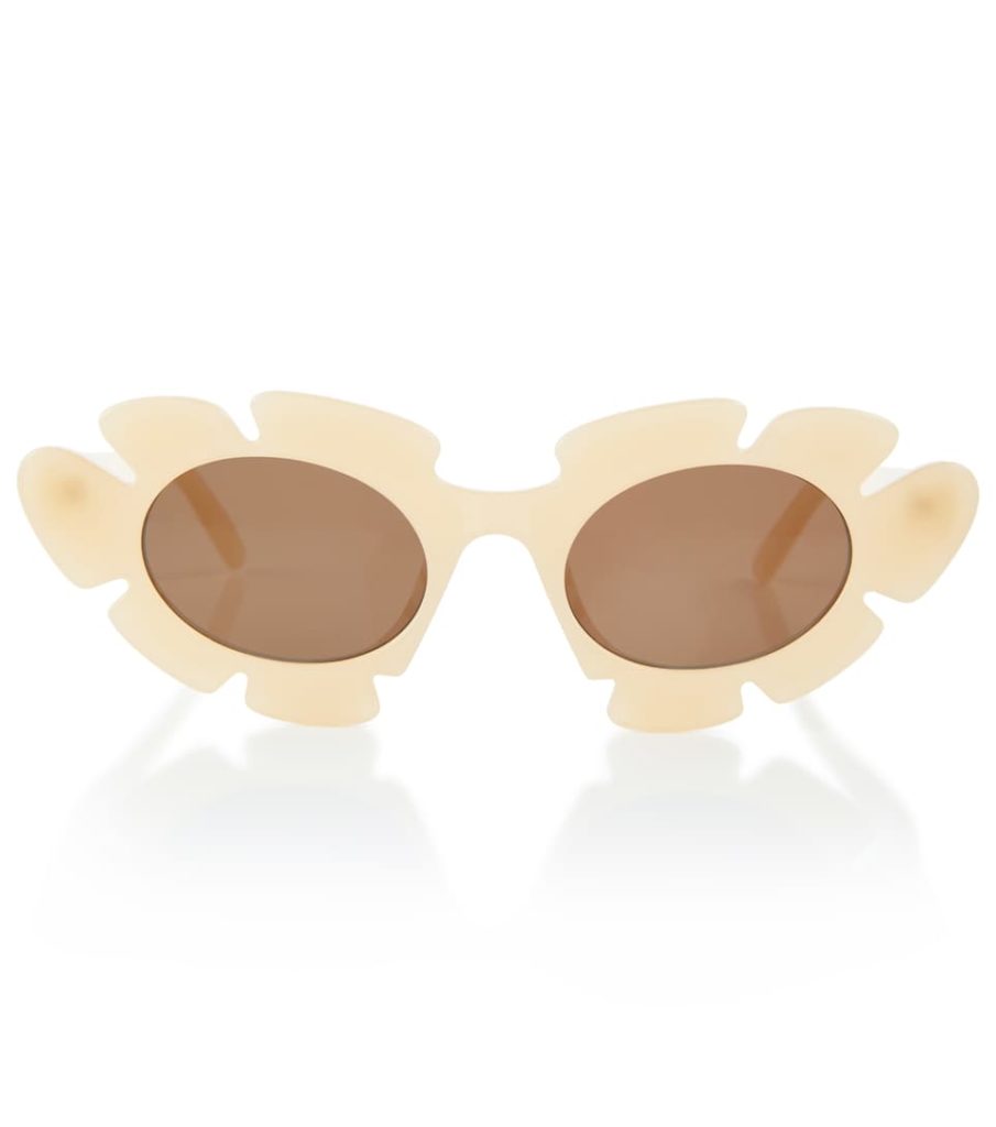 Summer is the perfect time to try a bolder look, and what better way than to elevate your sunglasses game. Sunglasses are the perfect way to raise any extravagant or minimalist outfit to the next level. Today we give you avant-garde sunglasses from Mytheresa that will bring style and edge to your wardrobe through colorful lenses and funky shapes.