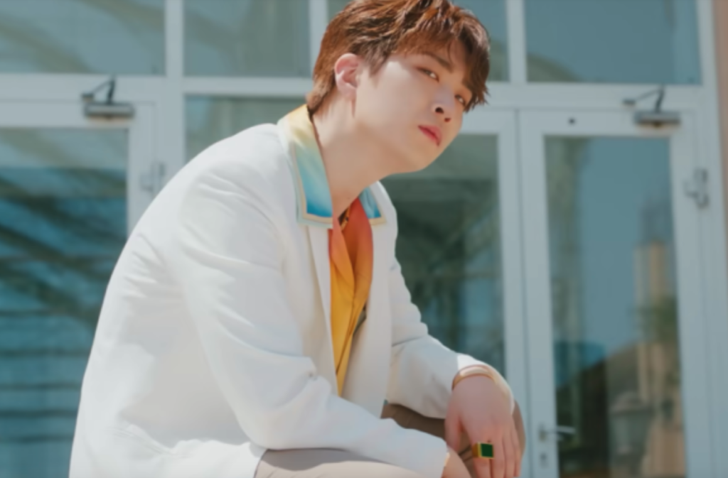 GOT7’s Youngjae, who has pursued a solo career alongside promoting with his group, released his second official EP SUGAR on June 21. The vocalist is currently promoting the mini-album’s title track, “SUGAR” which embodies a fast-paced, rock-pop sound. His sweet vocals accompany the groovy guitar licks perfectly, which is a delightful surprise since the singer-songwriter excels at heartfelt ballads. 