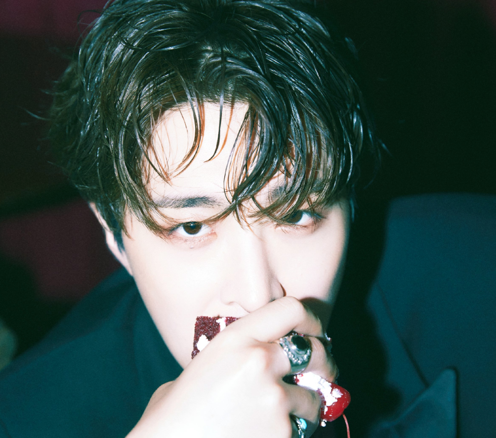 GOT7’s Youngjae, who has pursued a solo career alongside promoting with his group, released his second official EP SUGAR on June 21. The vocalist is currently promoting the mini-album’s title track, “SUGAR” which embodies a fast-paced, rock-pop sound. His sweet vocals accompany the groovy guitar licks perfectly, which is a delightful surprise since the singer-songwriter excels at heartfelt ballads. 