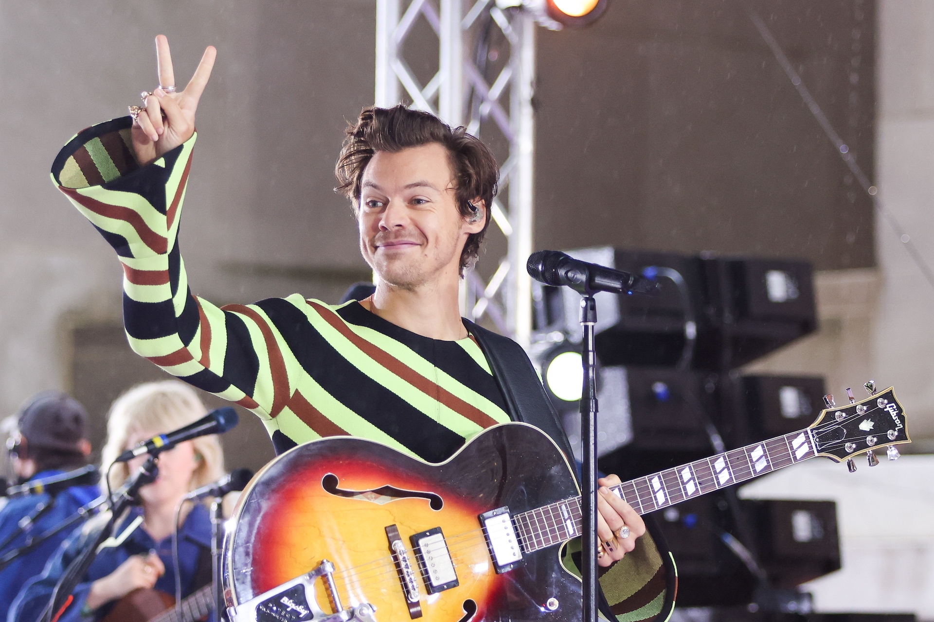 Harry Styles responded in the cutest way when Lizzo’s “About D*mn Time” knocked “As It Was” to No. 2 on the Billboard Hot 100. 