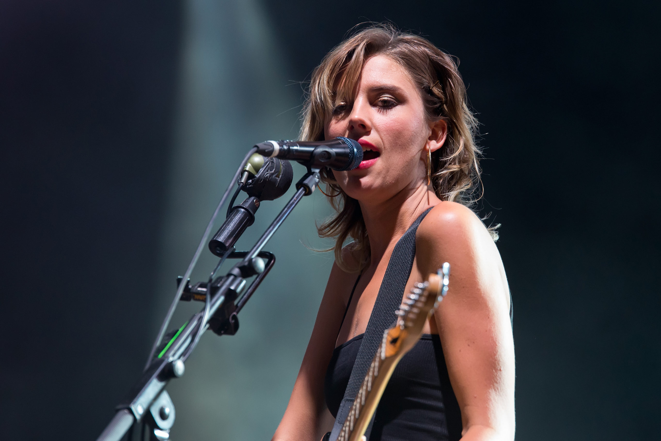 Harry Styles kicked off his final Love On Tour European dates in a special way. Ellie Rowsell, lead singer of the British alternative rock and dream-pop band Wolf Alice, joined Styles on stage to perform one of her songs: 