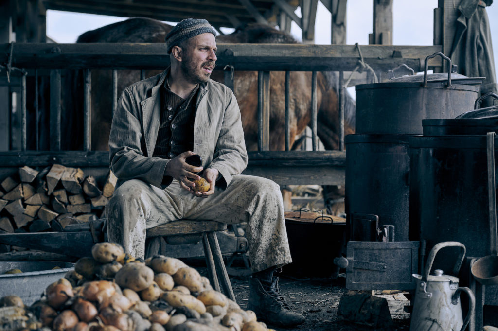 All Quiet on the Western Front starring Felix Kammerer as Paul Bäumer, chronicles the emotionally heavy saga of a young German soldier who has bitten off more than he can chew in 1917 when fudging his parent's signature on a draft card putting him on the Western Front of World War I.