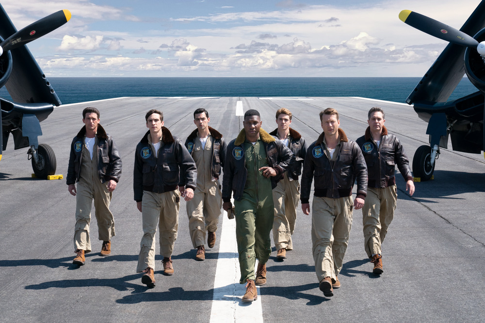 Glen Powell (Top Gun: Maverick) stars as Tom Hudner, the wingman for Jonathan Majors’ (Lovecraft Country, The Harder They Fall, Loki) real-life character Jesse Brown, the first Black aviator in Navy history in Sony Pictures’ Devotion. 