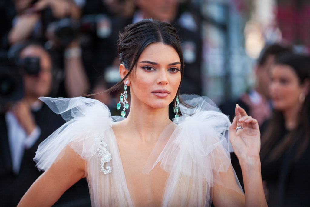 In her last Instagram post, it appears Kendall Jenner has a warped hand. Followers spotting this part of the image are accusing Jenner of photoshopping.