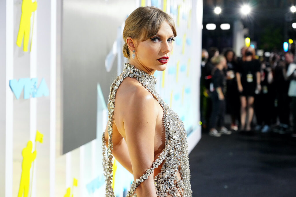 Taylor Swift and Joe Alwyn broke up after six long years of dating. A source close to the singer explained that the two parted ways on good terms.