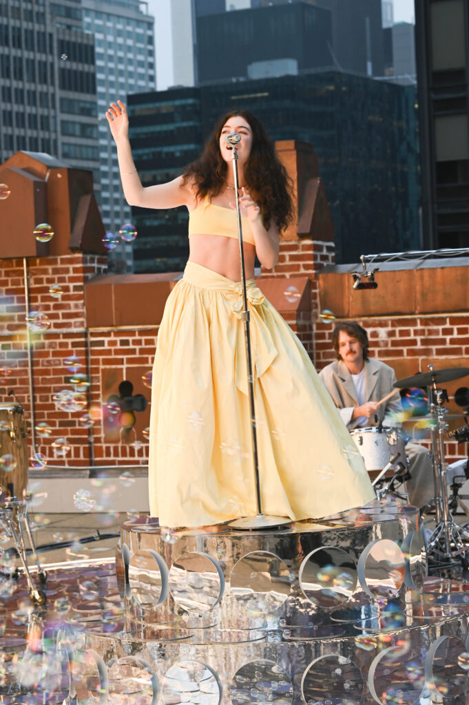 On Monday, Lorde brought out a special guest during her set at the Sziget Festival in Budapest, Hungary. The "Perfect Places" singer brought out none other than Caroline Polachek to perform the track, "Green Light," off Lorde's sophomore album, Melodrama. 