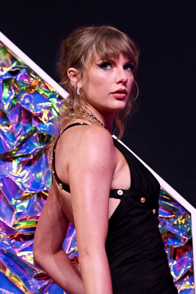 Pentru a-și sărbători ziua de naștere în acest an, Taylor Swift va marca ocazia prin dezvăluirea filmului concert Taylor Swift: The Eras Tour pentru streaming la cerere.