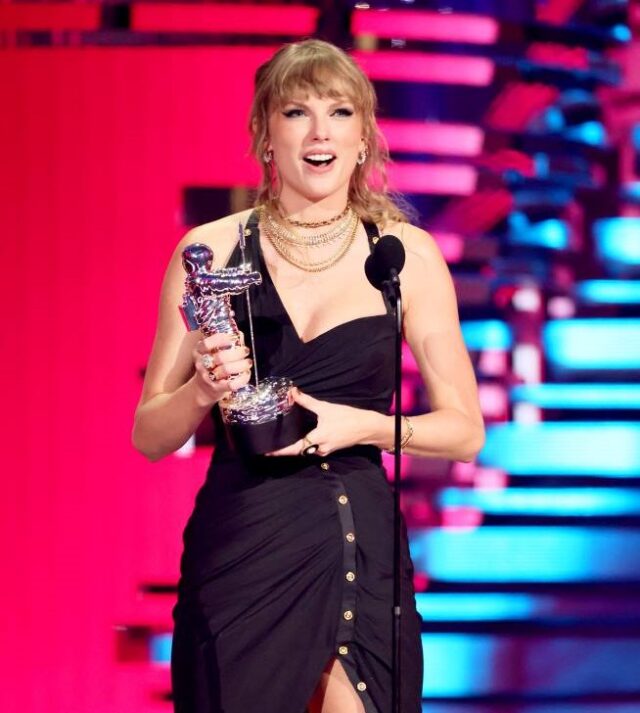 Taylor Swift MTV VMA 2023. Fashion New year Awards 2023.