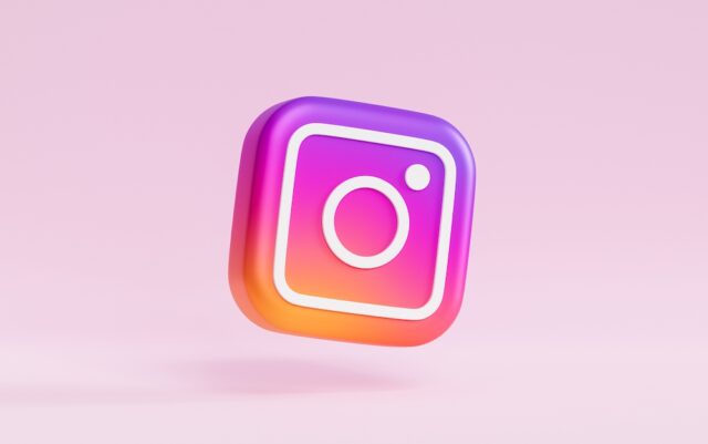 Is Instagram becoming casual again? A new feature lets users share posts privately and connect more personally with close friends.