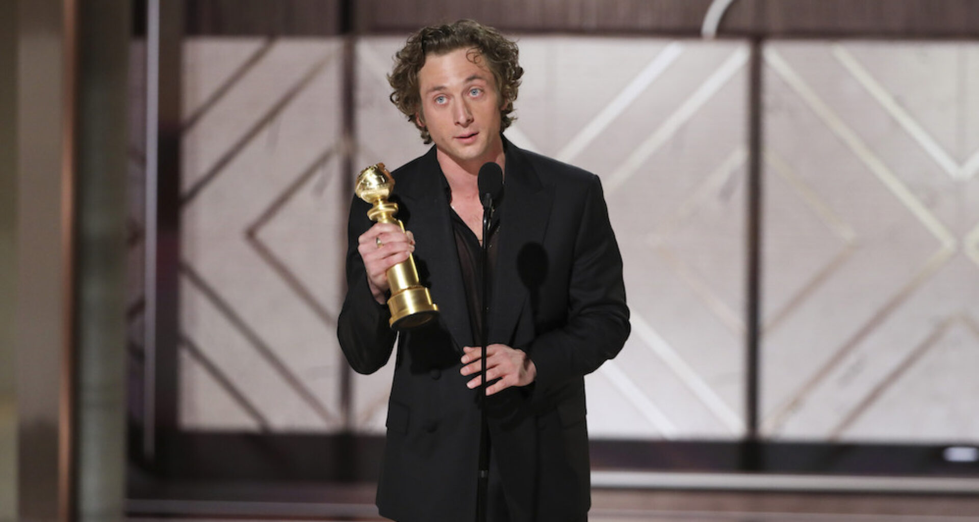 Jeremy Allen White has been named the new It Boy of the Year by TikTok and Instagram. The actor is all over social media, thanks to his fans!