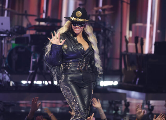 At the IHeartRadio Music Awards, the prestigious Innovator Award was bestowed upon the acclaimed singer and performer Beyoncé, making it a memorable night on April 1.