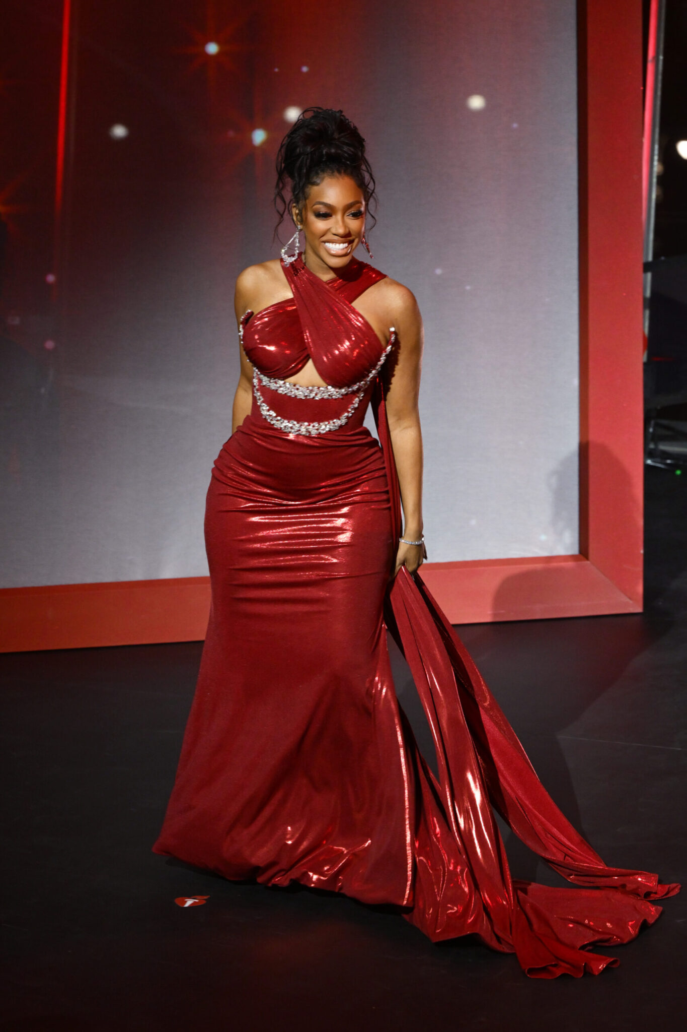 New York City’s Lincoln Center was a sea of red as celebrities and advocates gathered for the American Heart Association’s Red Dress Collection Concert. This annual event seamlessly merges fashion, entertainment, and philanthropy to spotlight a critical issue: women’s heart health—an ailment that claims the life of one woman every 80 seconds.