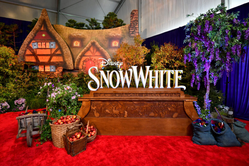 The live-action Snow White has been in development for some time, but ever since its casting was announced, it has been plagued by controversies. From issues involving lead actresses Rachel Zegler and Gal Gadot to concerns over disrespectful portrayals, it's no surprise that Disney appears to be distancing itself from the film. With its premiere, Disney has opted for minimal publicity—an unusual move for the multi-billion-dollar company