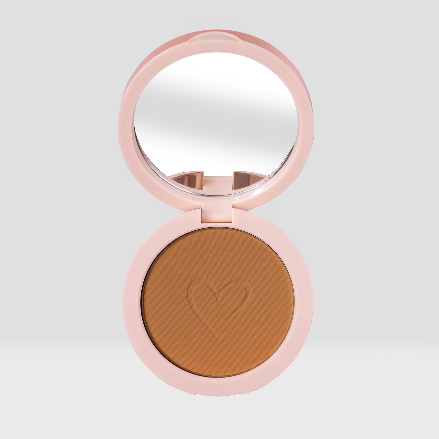 R&B superstar Kehlani dominated this year’s iHeartRadio Awards. With an electric performance of her single “Folded,” which later earned her the award for R&B Song of the Year, she had a night to remember. But what we remember most from her appearance was her radiant bronze makeup look that beautifully tied together her red ensembles and loose waves.