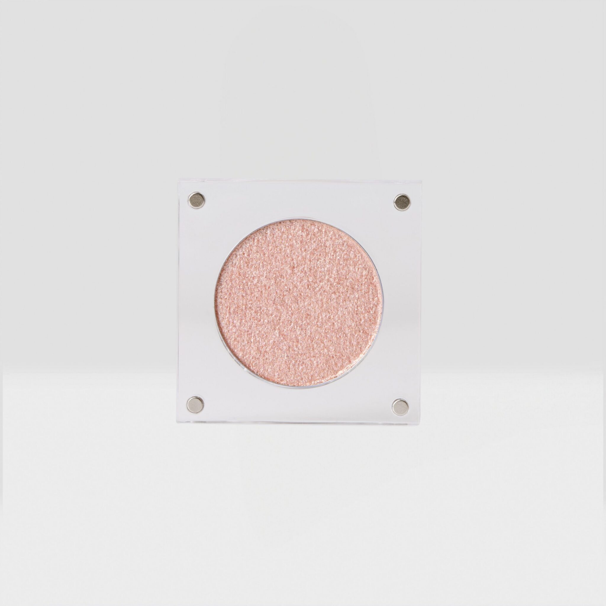 R&B superstar Kehlani dominated this year’s iHeartRadio Awards. With an electric performance of her single “Folded,” which later earned her the award for R&B Song of the Year, she had a night to remember. But what we remember most from her appearance was her radiant bronze makeup look that beautifully tied together her red ensembles and loose waves.