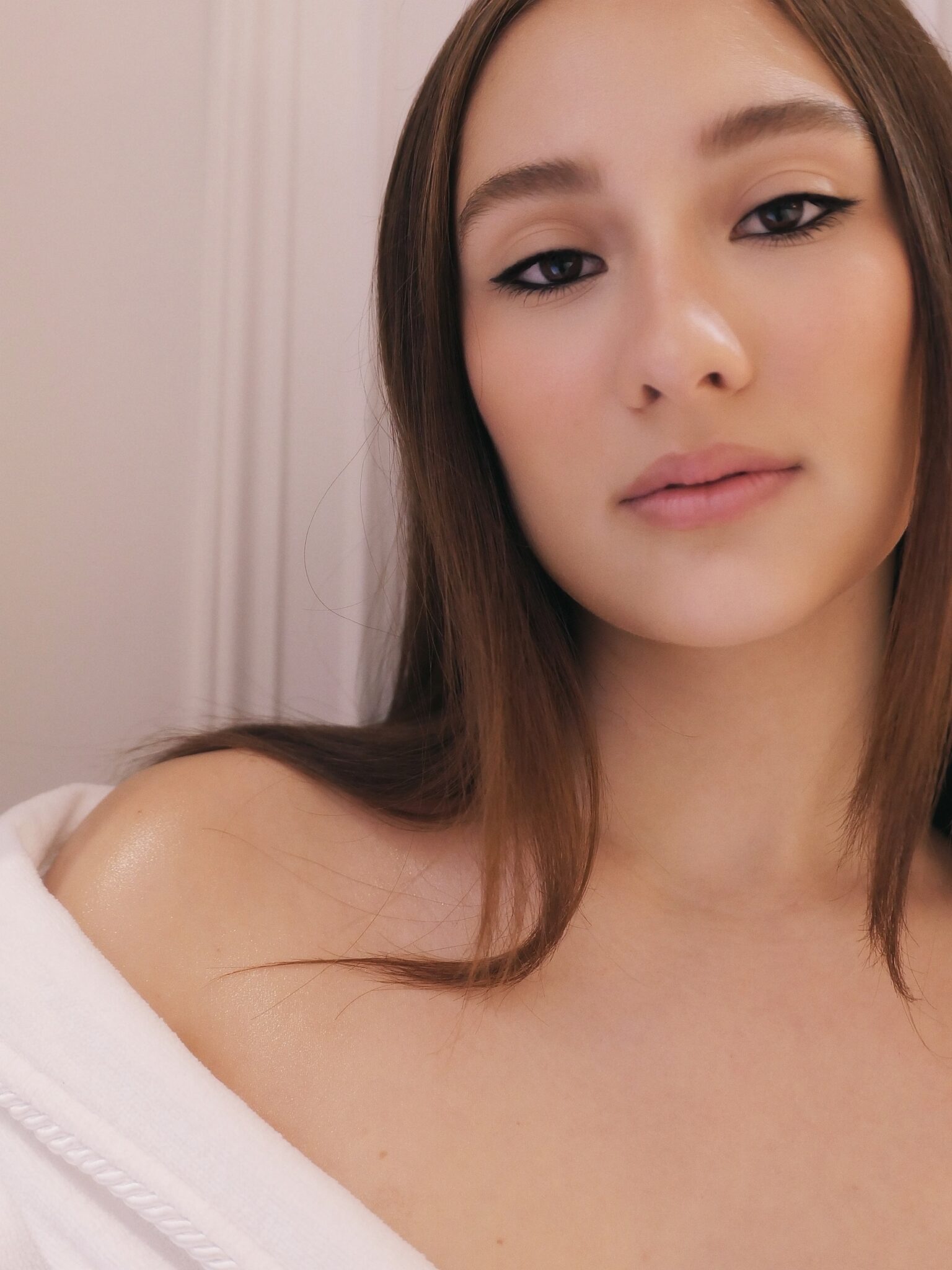 Lola Tung proves minimalist makeup doesn’t mean playing it safe. At Paris Fashion Week, celebrity makeup artist Misha Shahzada paired Tung’s high-neck leather look with fresh, softly flushed skin, a sharp wing, and a diffused lip that complemented her natural features.