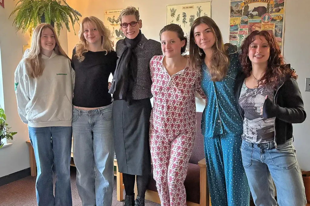 University of Vermont President Marlene Tromp surprised a sleeping student in a wholesome wake-up prank coordinated by her roommate, now viral on TikTok.